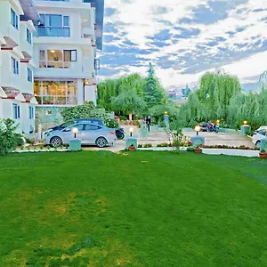 Resort Royal Jardin Whistling Pines, Shimla